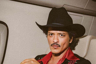 Vídeo! Bruno Mars ganha coro de 'parabéns pra você' durante show de aniversário em SP