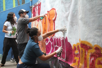 Alunos de curso gratuito de grafite participam de aula prática