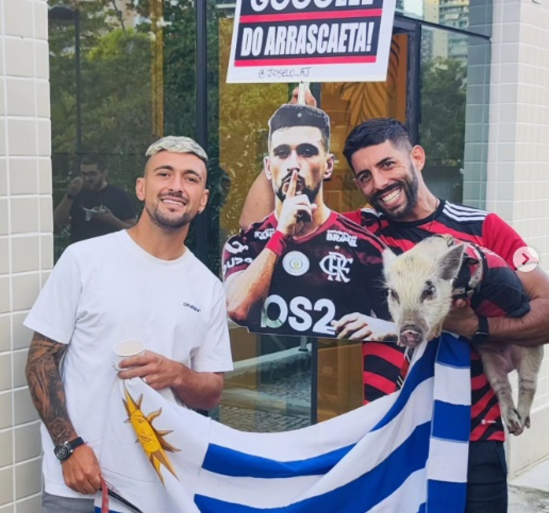 O porquinho Pablo de Arrascaeta ao lado do tutor José e do xará, camisa 10 do Flamengo - Reprodução/Instagram