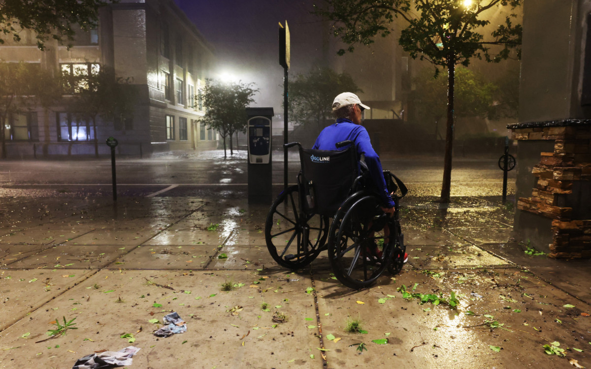 Mulher cadeirante é fotografada nas ruas de Tampa