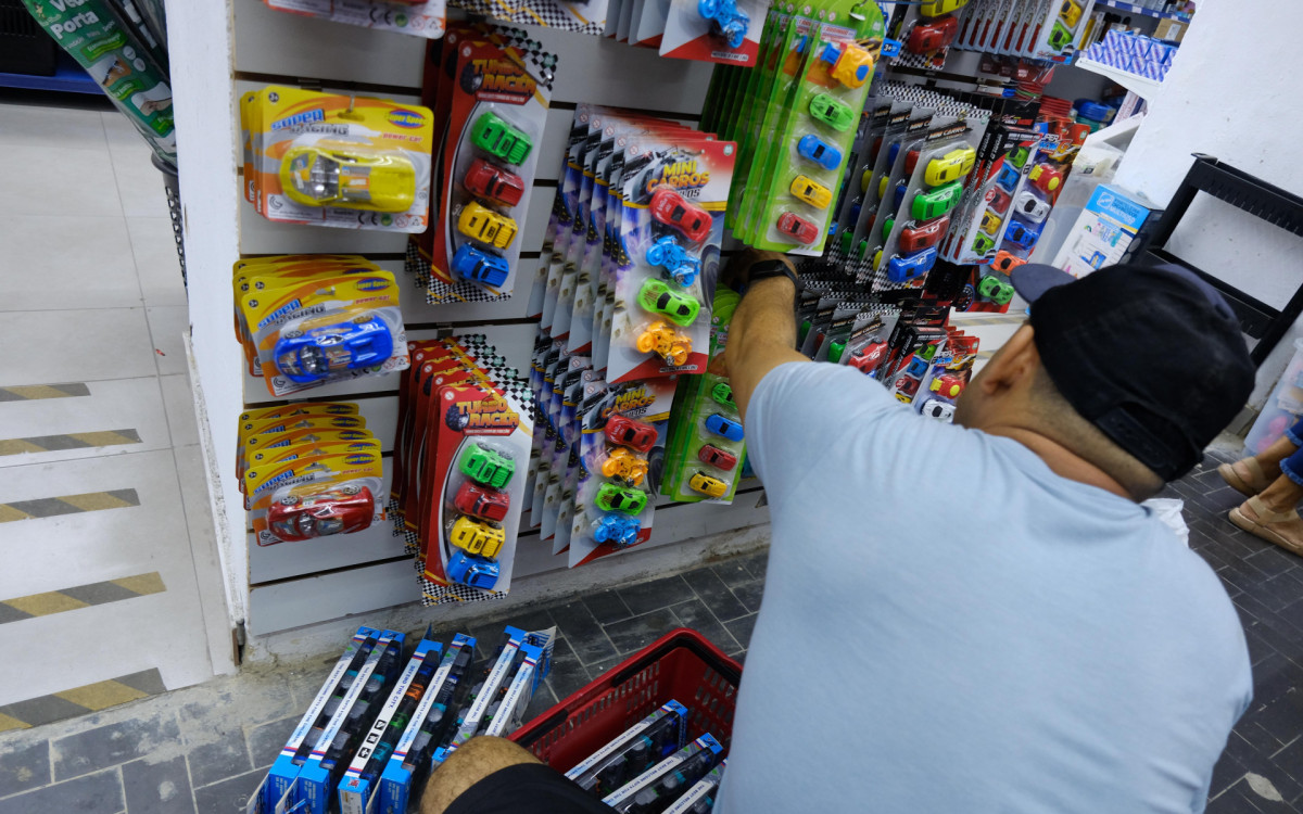 Fam&iacute;lias buscam presentes para o Dia das Crian&ccedil;as na Saara