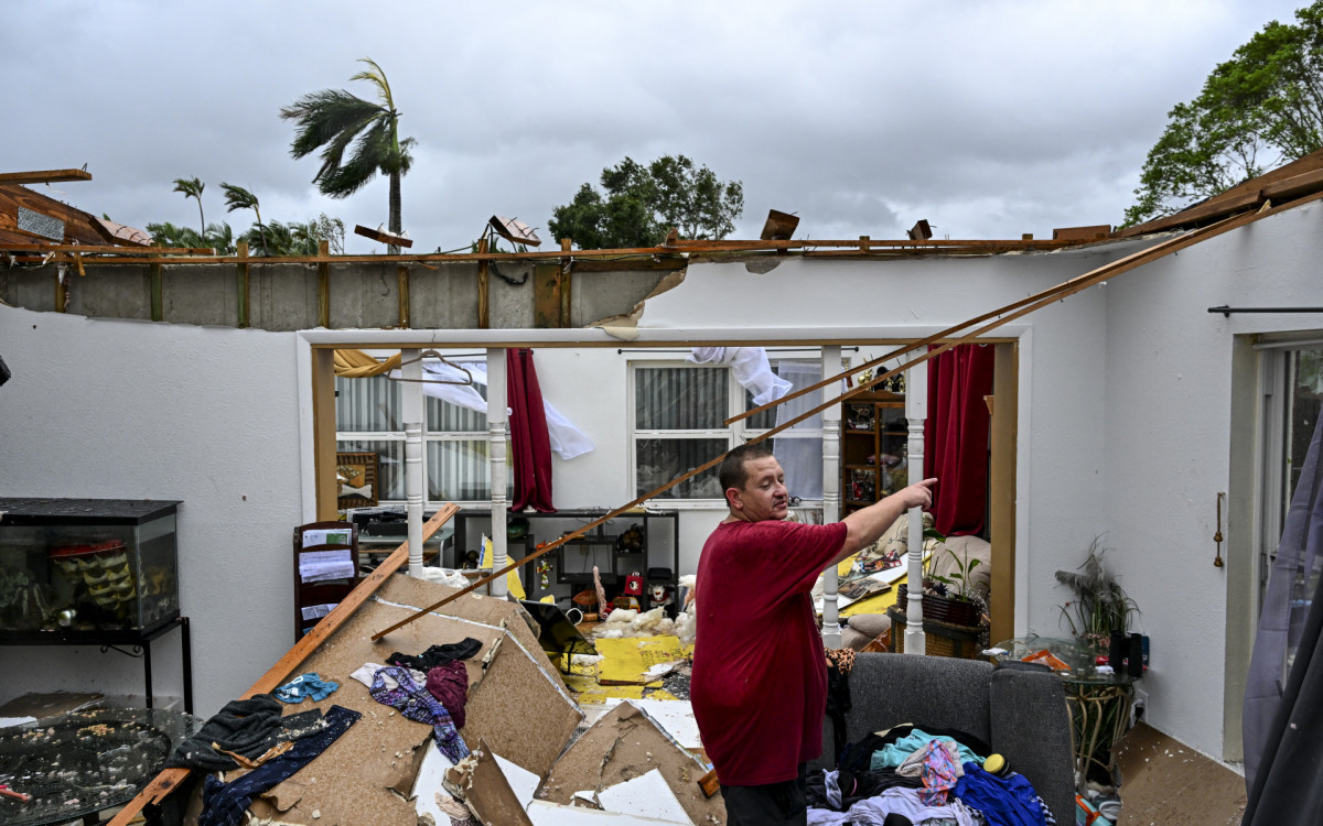 Casas em Fort Myers amanheceram nesta quinta-feira (10) com rastros de destruição