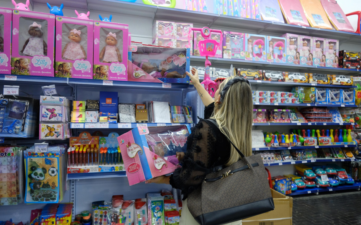 Fam&iacute;lias buscam presentes para o Dia das Crian&ccedil;as na Saara