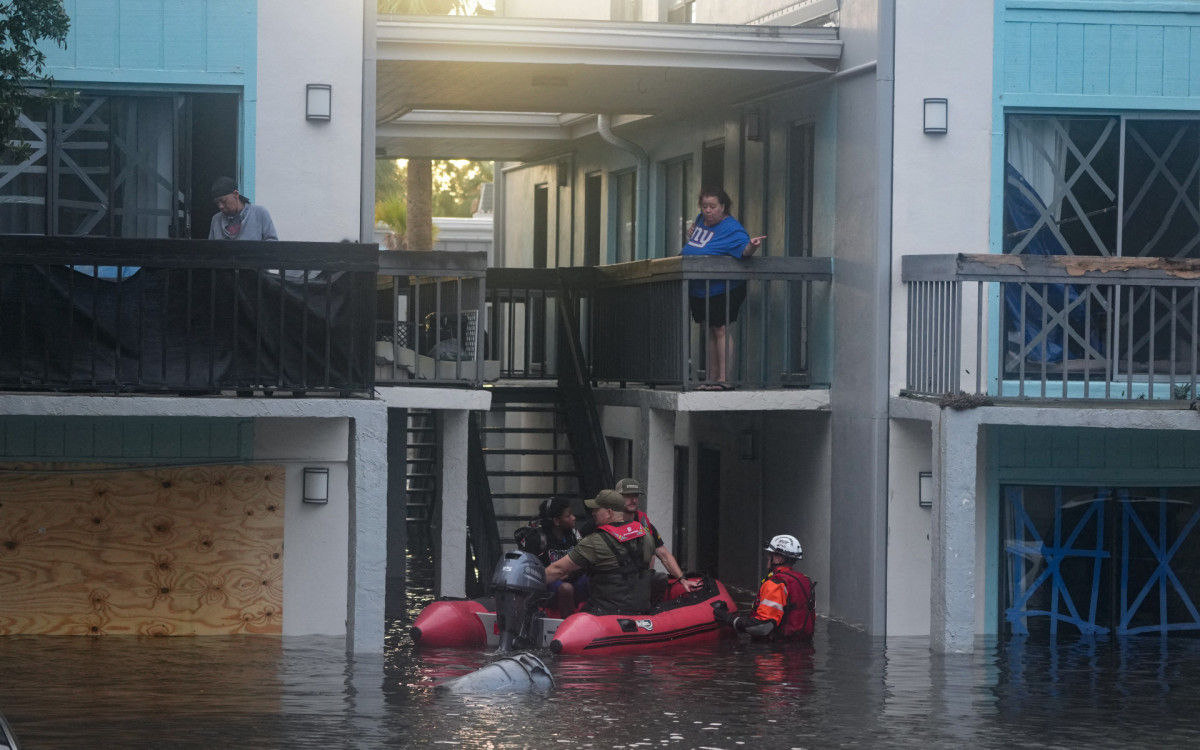 Moradores da cidade de Clearwater são resgatados por bombeiros
