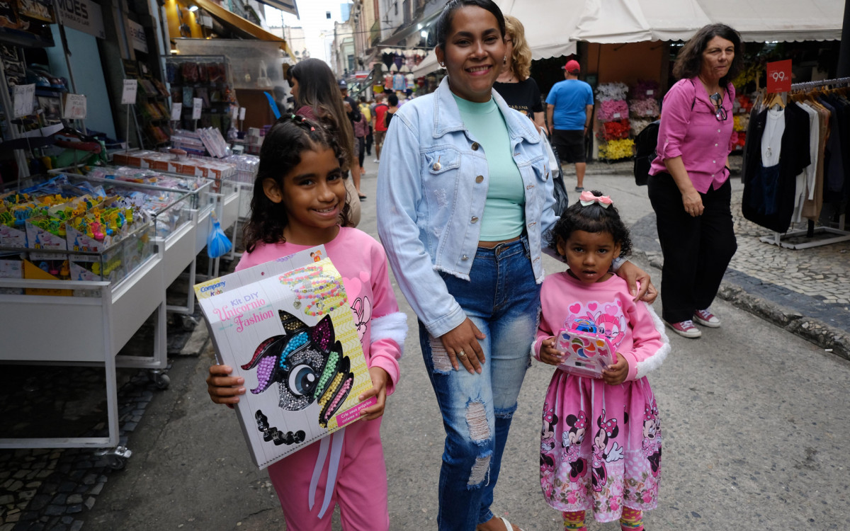 Aparecida Silva, 31, levou as filhas Alice Manuela, 3, e Agatha Sofia, 8, para comprar os presentes - Pedro Teixeira/Ag&ecirc;ncia O Dia