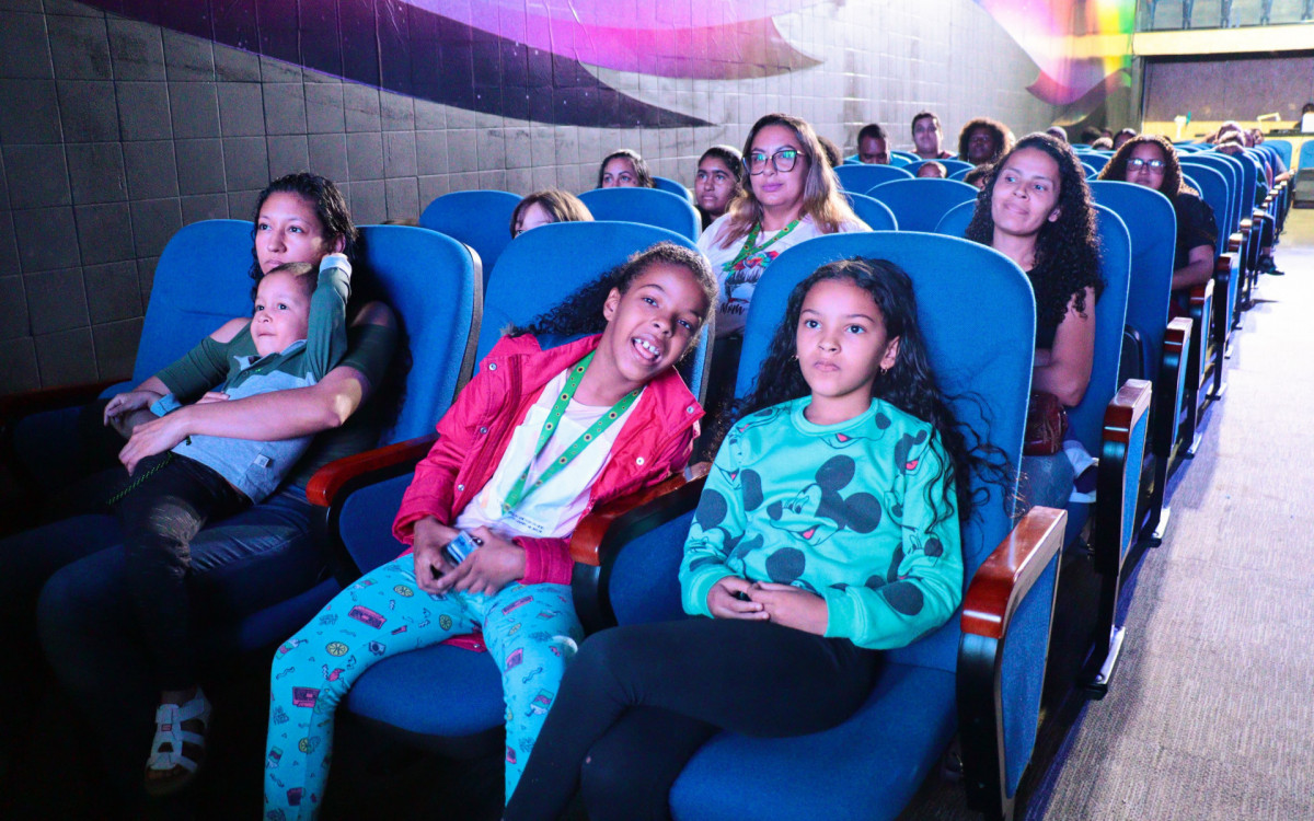 A criançada assistiu ao filme \