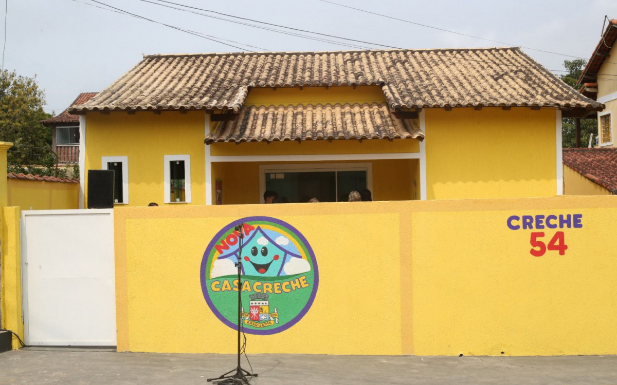 A iniciativa alia educação e geração de renda, transformando parte da casa de uma professora desempregada em um núcleo de educação infantil
