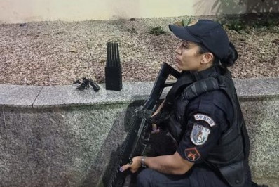 PM recupera carro roubado e apreende revólver e bloqueador de sinal em Belford Roxo