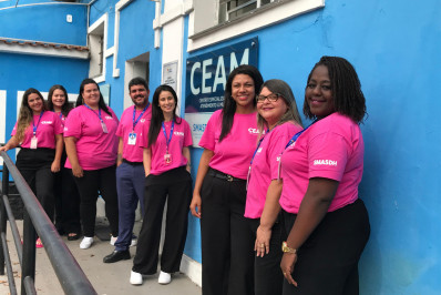 Equipe do Centro Especializado de Atendimento à Mulher recebe uniformes