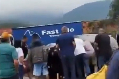 Colisão entre veículos deixa mulher em estado grave na Avenida Brasil