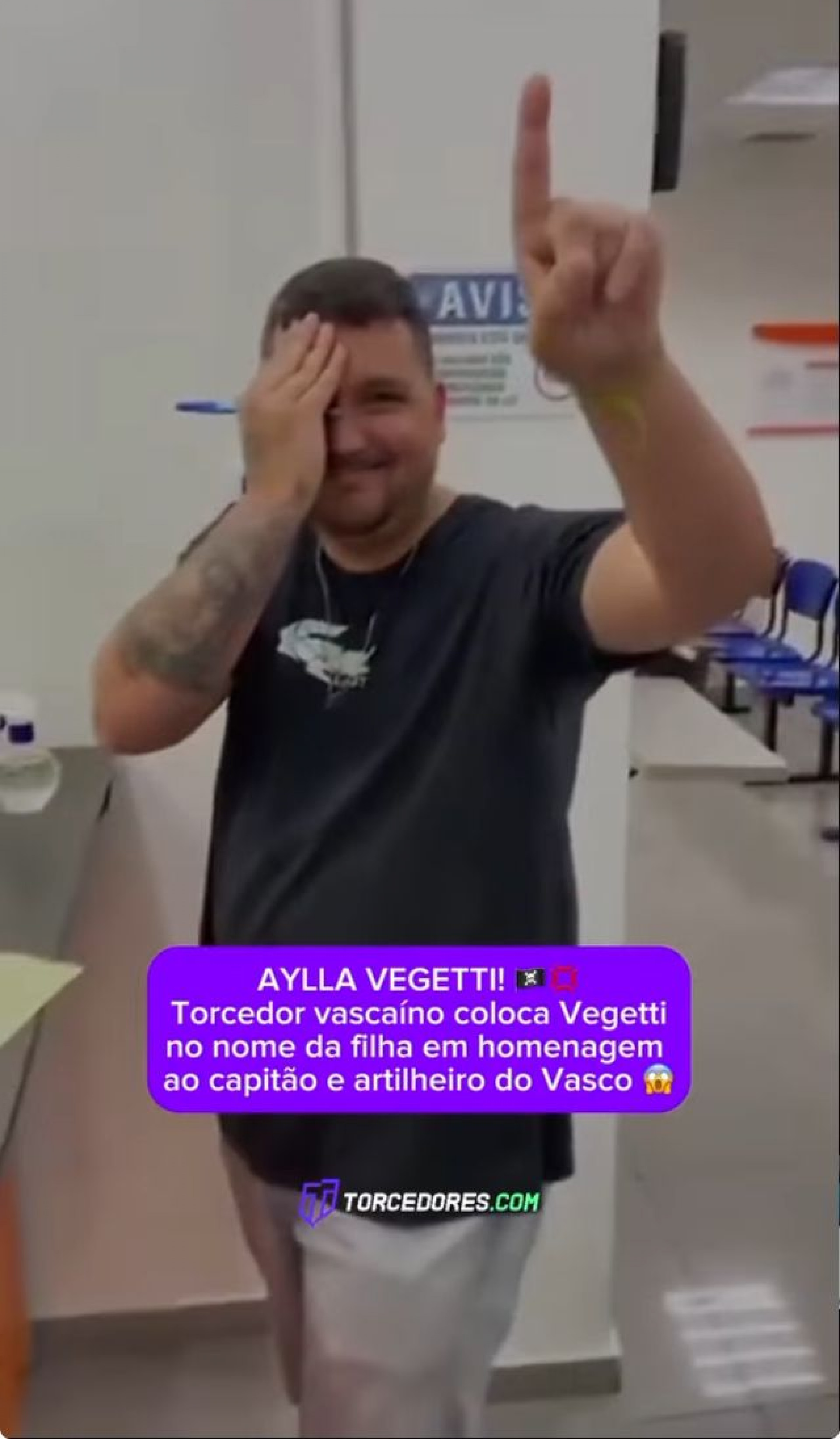 Torcedor fazendo o gesto do "pirata"