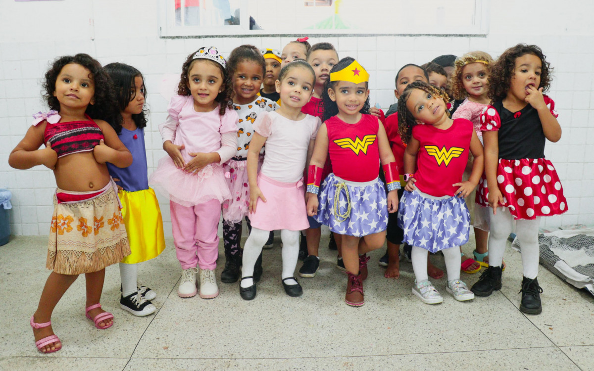 Fantasiadas, as crianças da creche municipal Adriana Vitório Furtado comemoram a Semana da Criança
