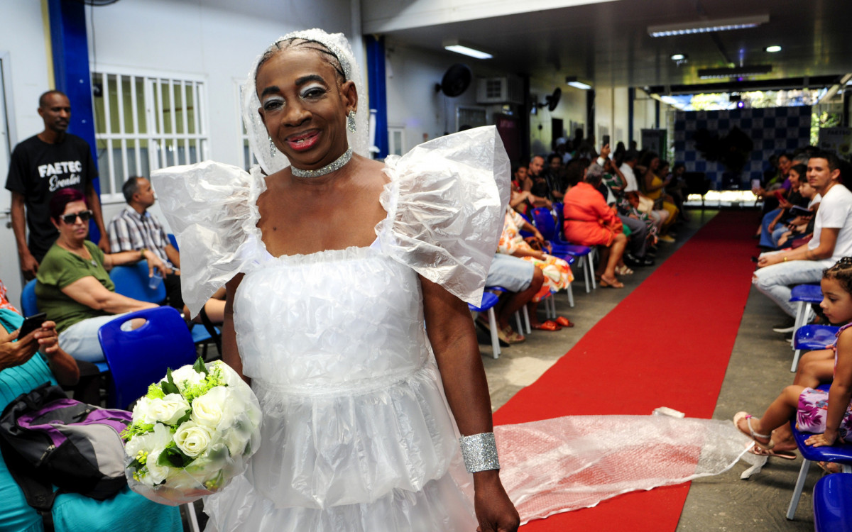 Ovacionada pelo público, a modelo e aluna do curso de profissionalizante em Costura, Neide Santana da Silva, saiu emocionada após cruzar o tapete vermelho da passarela