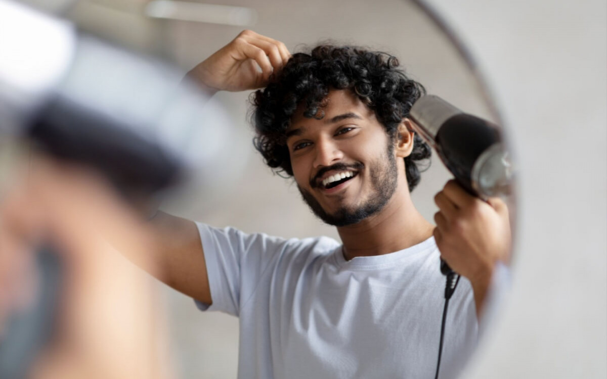 O cuidado com a beleza também é uma preocupação dos homens (Imagem: Prostock-studio | Shutterstock)