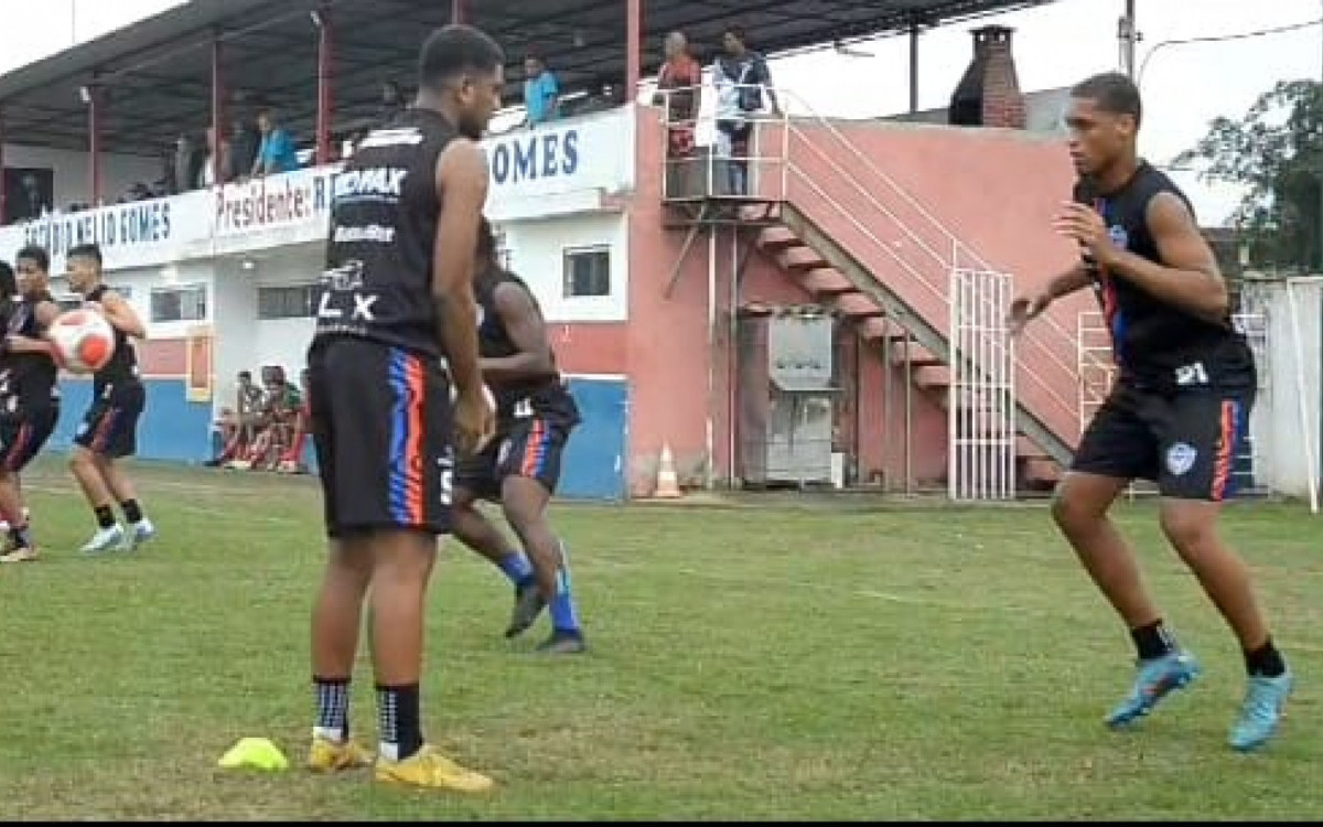 Jogadores realizando treino, no Estádio Nélio Gomes,  para enfrentar o Paduano