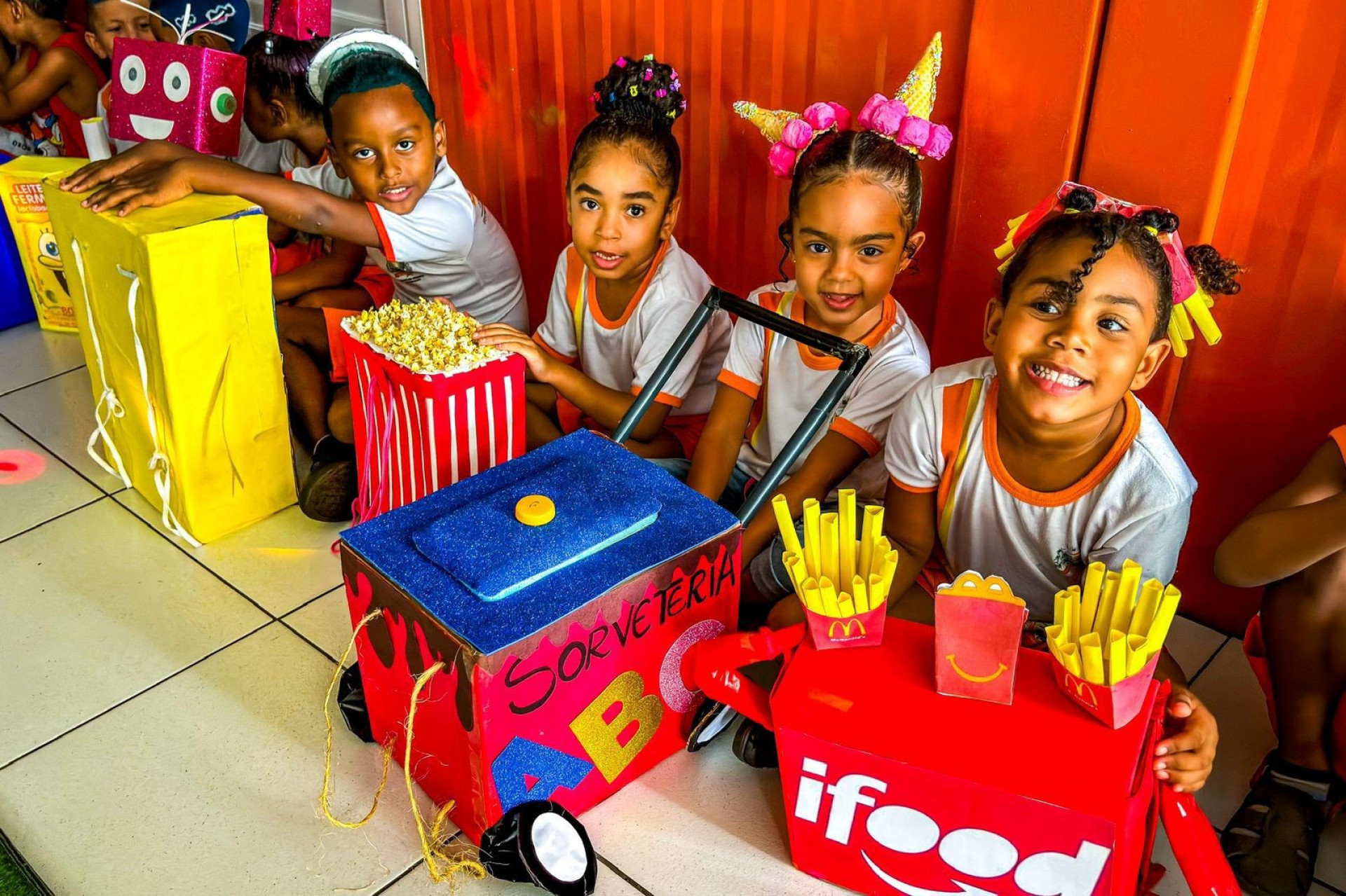 As crianças da Creche Fátima Nunes fizeram mochilas de diversos tipos, como ifood, sorveteiro e pipoqueiro - Rafael Barreto / PMBR