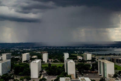 Temporal em Brasília faz chuva invadir plenário da Câmara dos Deputados
