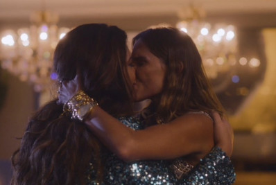 Deborah Secco e Fabiana Karla protagonizam beijão em 'Rensga Hits!' e levam web à loucura