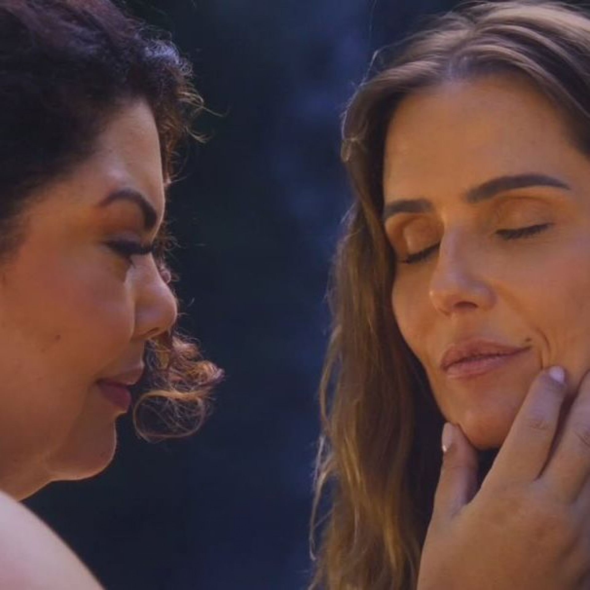 Deborah Secco e Fabiana Karla protagonizam beijão em 'Rensga Hits!' - Reprodução / X 