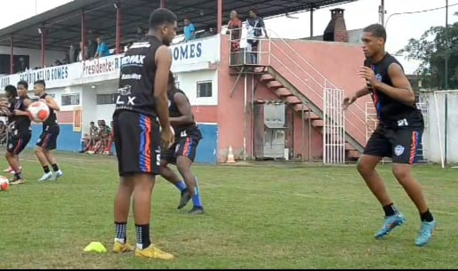 Jogadores realizando treino, no Estádio Nélio Gomes,  para enfrentar o Paduano - William Davoli / SEBR