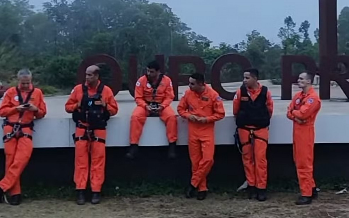 O terceiro homem da direita para esquerda, o m&eacute;dico Rodrigo Trindade - Divulga&ccedil;&atilde;o/ Corpo de Bombeiros MG
