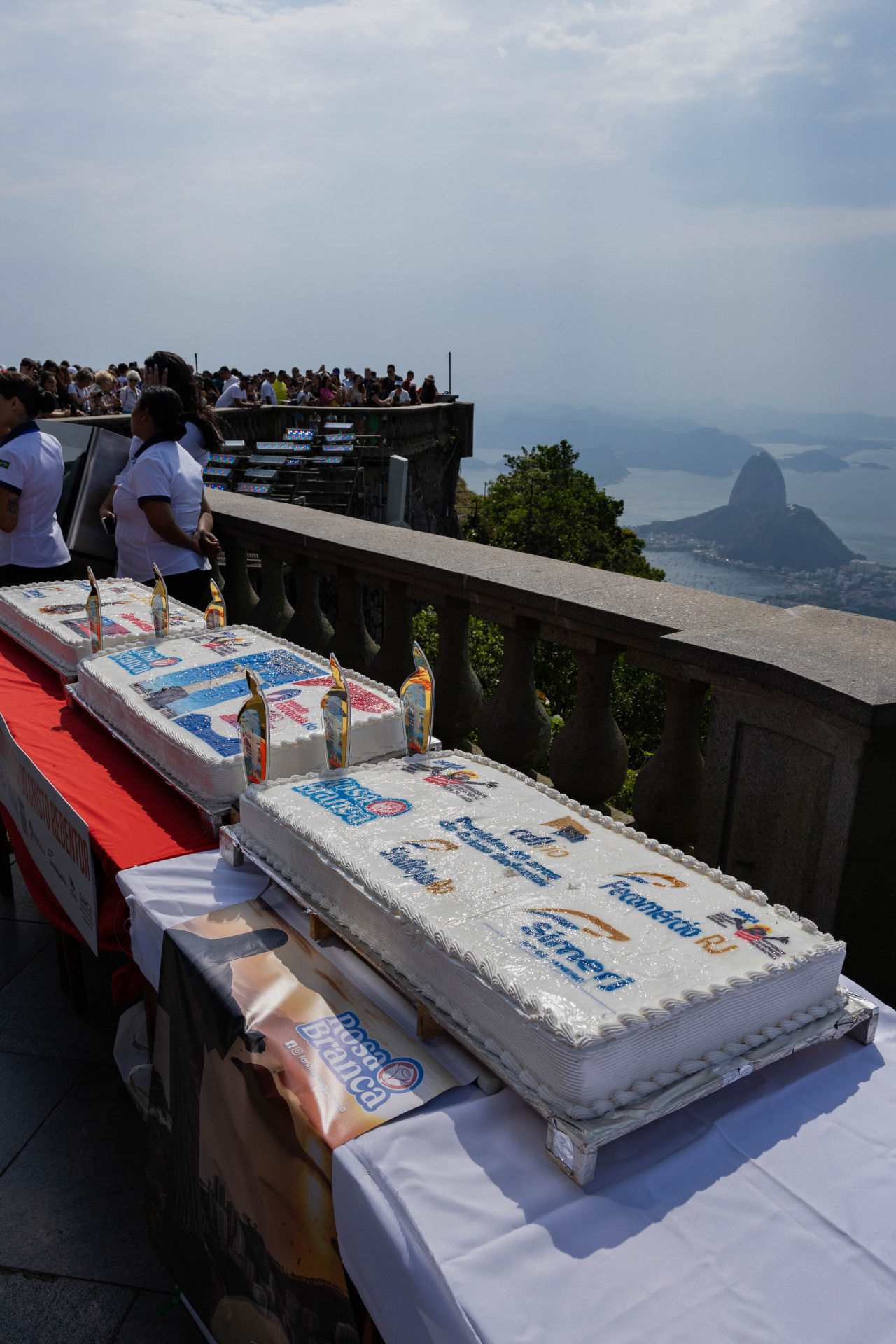 Bolo gigante foi cortado e servido aos visitantes do Cristo - Guilherme Silva / Santuário Arquidiocesano Cristo Redentor