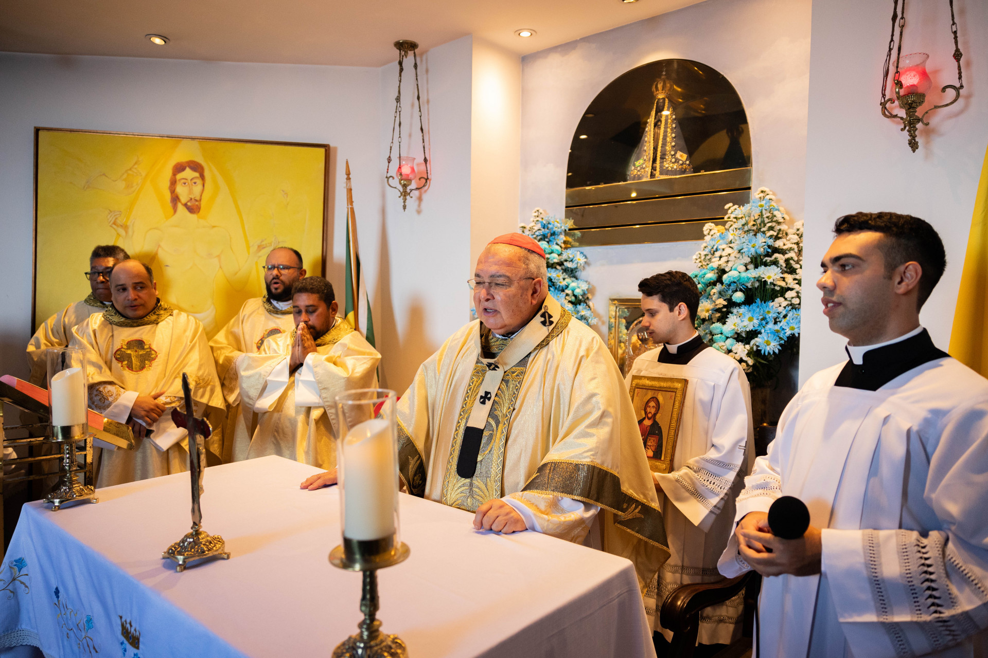 Guilherme Silva / Santuário Arquidiocesano Cristo Redentor - Dom Orani, padre Omar e outros religiosos durante missa na capela do Cristo