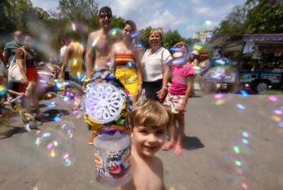 Escorrega no papelão, bolhas de sabão: famílias curtem o Dia das Crianças na Quinta da Boa Vista