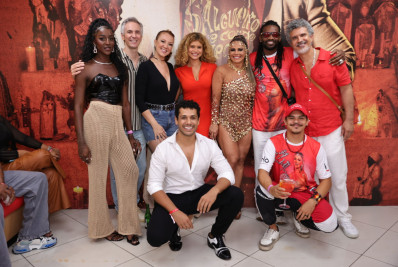 Viviane Araújo acompanha final de samba no Salgueiro com atores de 'Volta por Cima'