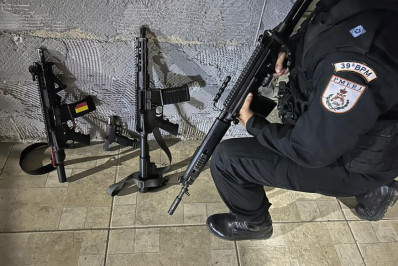 PM apreende dois fuzis com três suspeitos presos e um menor apreendido em Belford Roxo