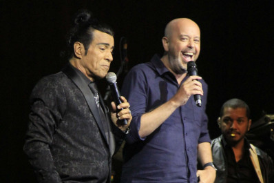 Alex Escobar canta com Elymar Santos em show no Rio