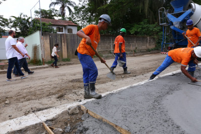 Prefeito Axel Grael vistoria obras de urbanização no Engenho do Mato