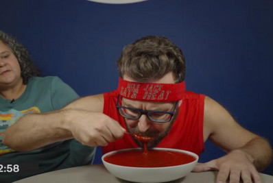 Youtuber engole 1,12 kg de molho de pimenta em 3 minutos por recorde no 'Guinness'