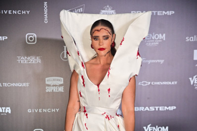 Famosos capricham no look para baile de Halloween em São Paulo