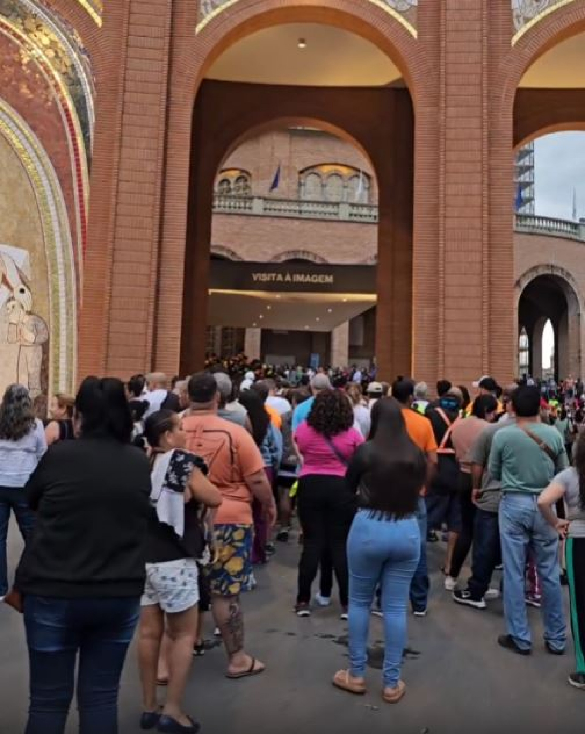 Fiéis chegam ao Santuário Nacional de Aparecida para o dia de missas - Reprodução / Instagram