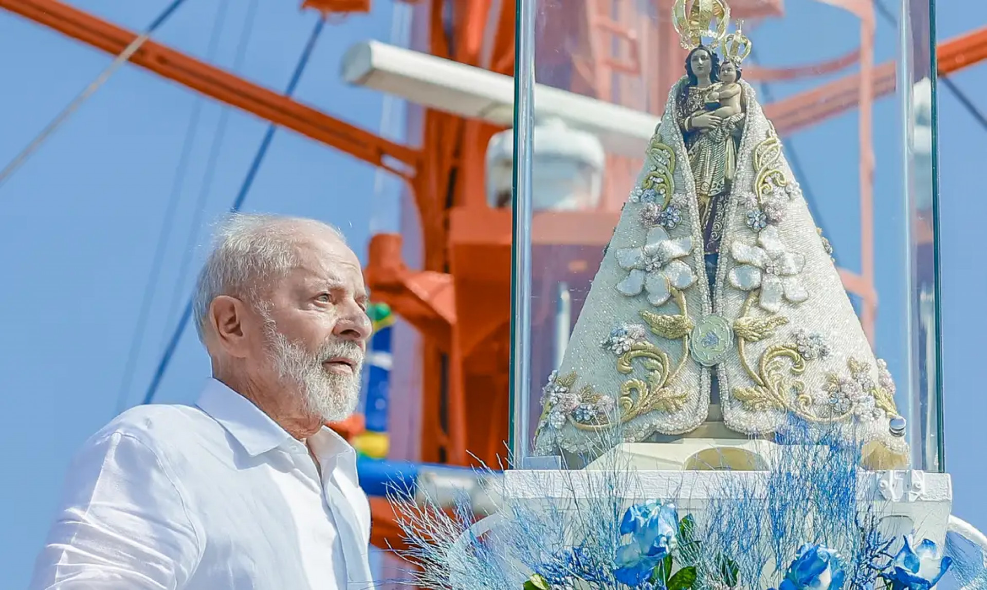 Lula realiza o ato litúrgico de colocar a imagem da padroeira em nicho de vidro no barco principal - Ricardo Stuckert / PR