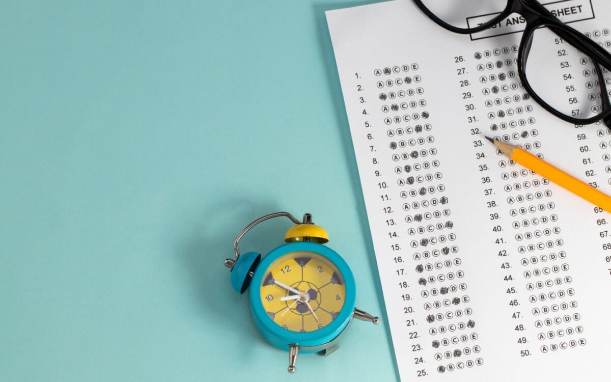 O controle do tempo no Enem pode ser o diferencial entre uma prova bem-feita e uma corrida contra o rel&oacute;gio (Imagem: ALEX S | Shutterstock)