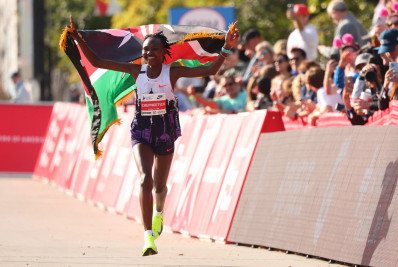 Queniana quebra recorde mundial e faz história ao vencer a Maratona de Chicago 