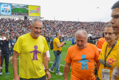 Com a presença de Zico, Tite e celebridades, estádio do Corinthians é palco de jogo beneficente 
