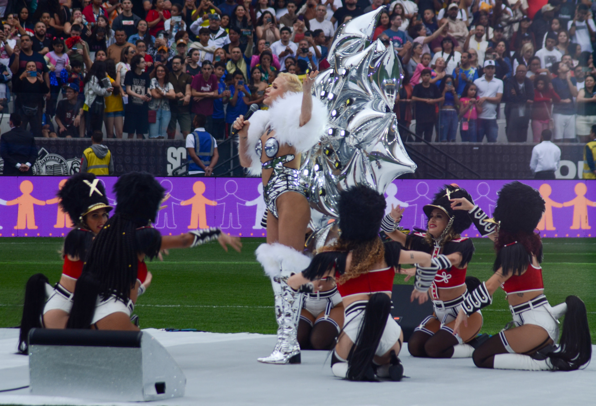 Xuxa durante show do intervalo no Futebol da Esperança - Araujo / Agnews