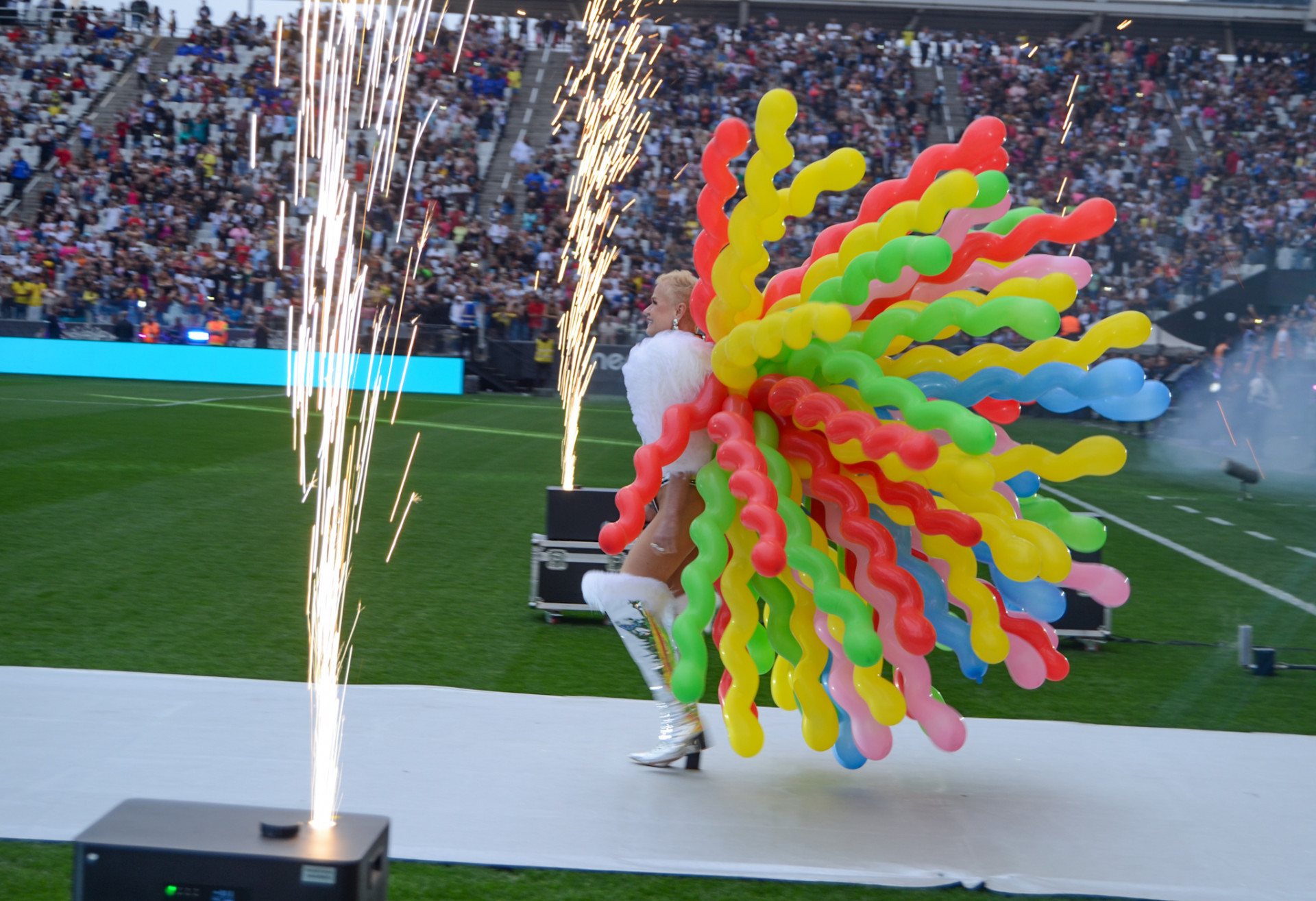 Xuxa durante show do intervalo no Futebol da Esperança - Araujo / Agnews