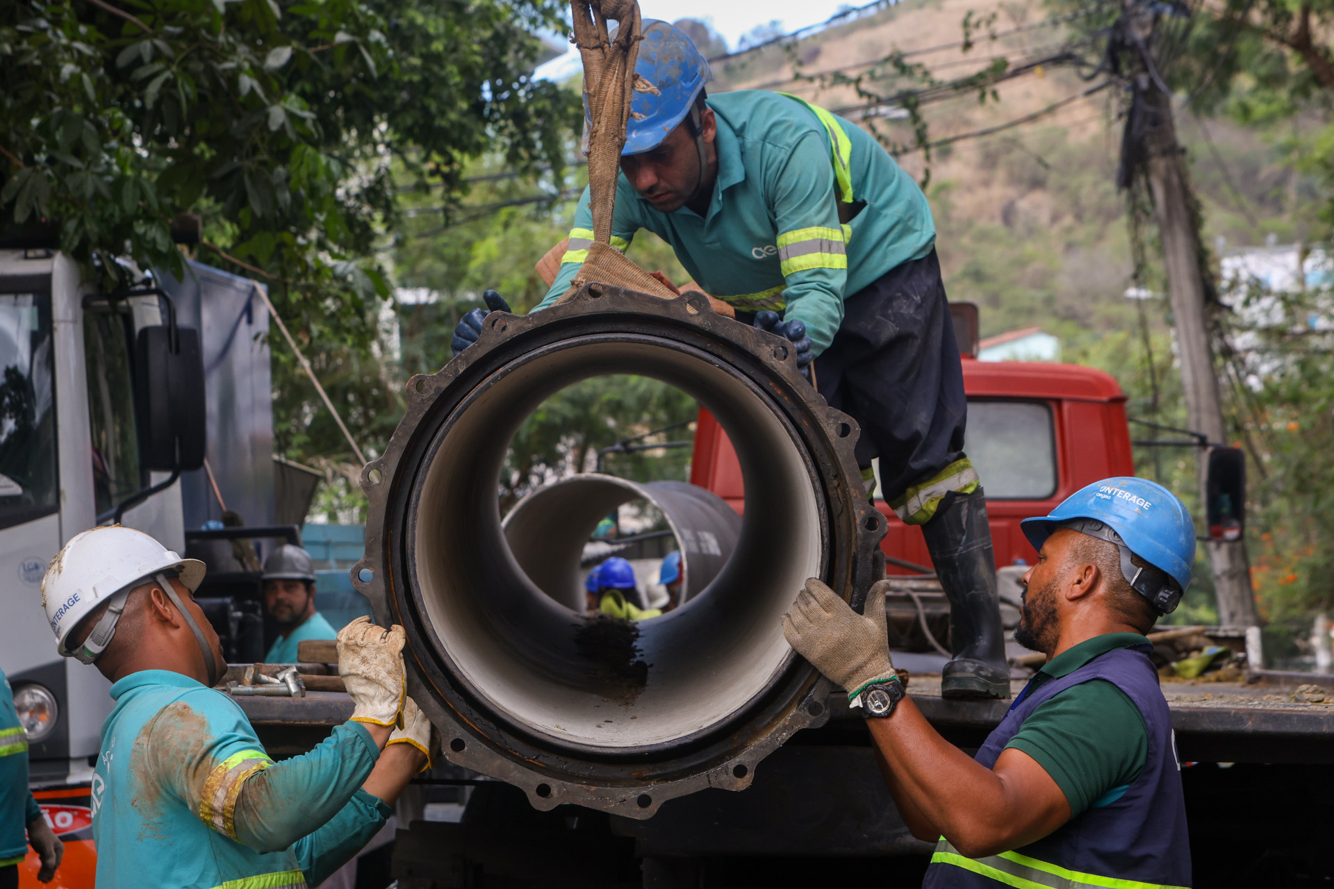 Águas do Rio realizou manutenção em tubulação na Vila Valqueire, nesta segunda-feira (14) - Renan Areias/Agência O Dia