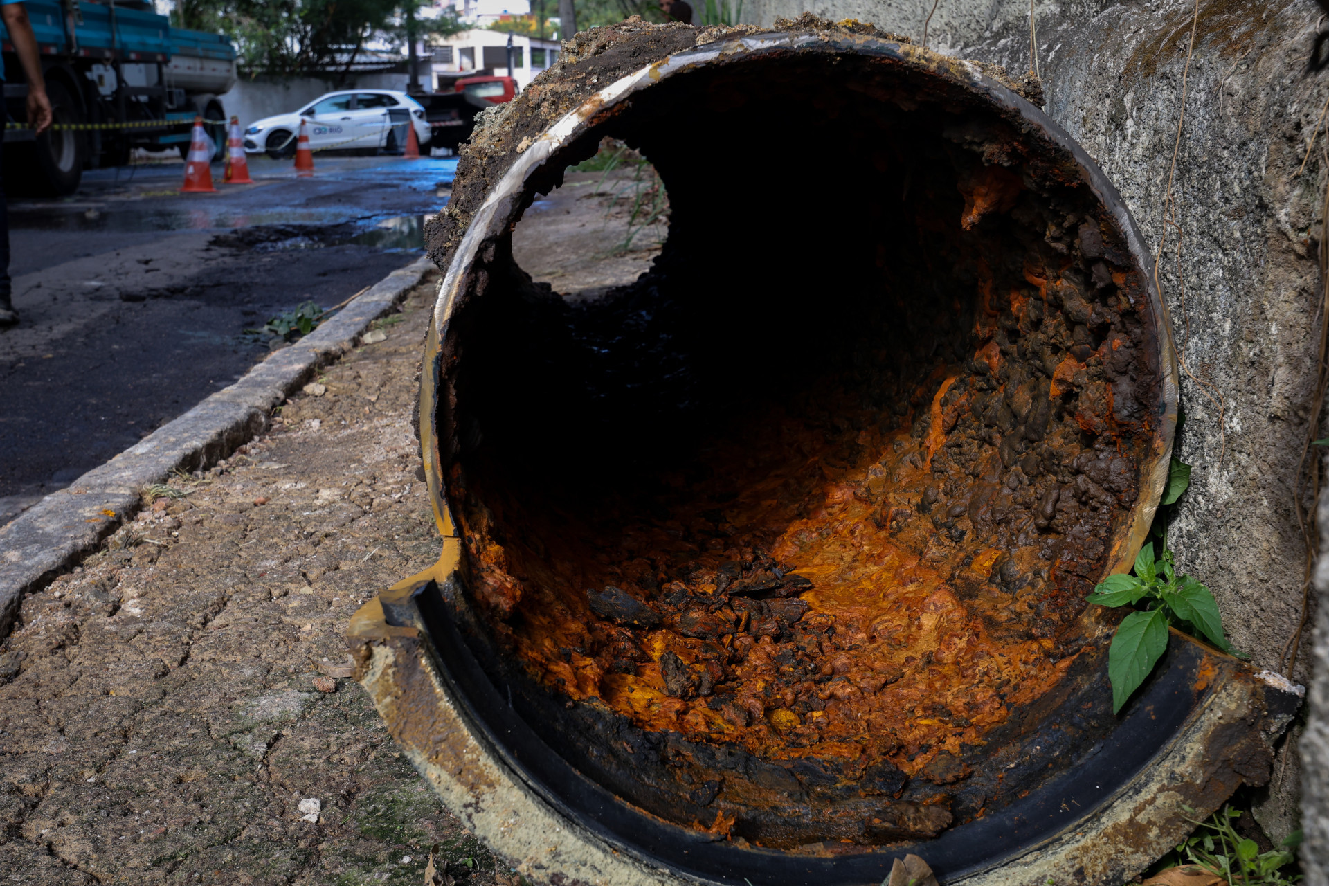 Águas do Rio realizou manutenção em tubulação na Vila Valqueire, nesta segunda-feira (14) - Renan Areias/Agência O Dia