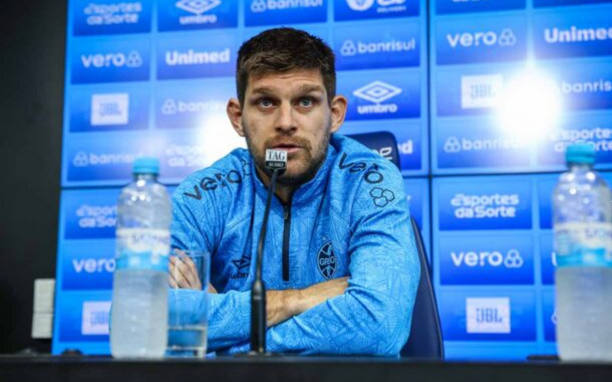 RS - FUTEBOL/ TREINO GREMIO 2024 - ESPORTES - TŽcnico Renato Portaluppi, ao lado dos zagueiros Geromel e Kannemann concede entrevista coletiva apos o treino da manha desta sexta-feira, no CT Luiz Carvalho, na prepara?o para a partida valida pelo Campeonato Brasileiro 2024. FOTO: LUCAS UEBEL/GREMIO FBPA