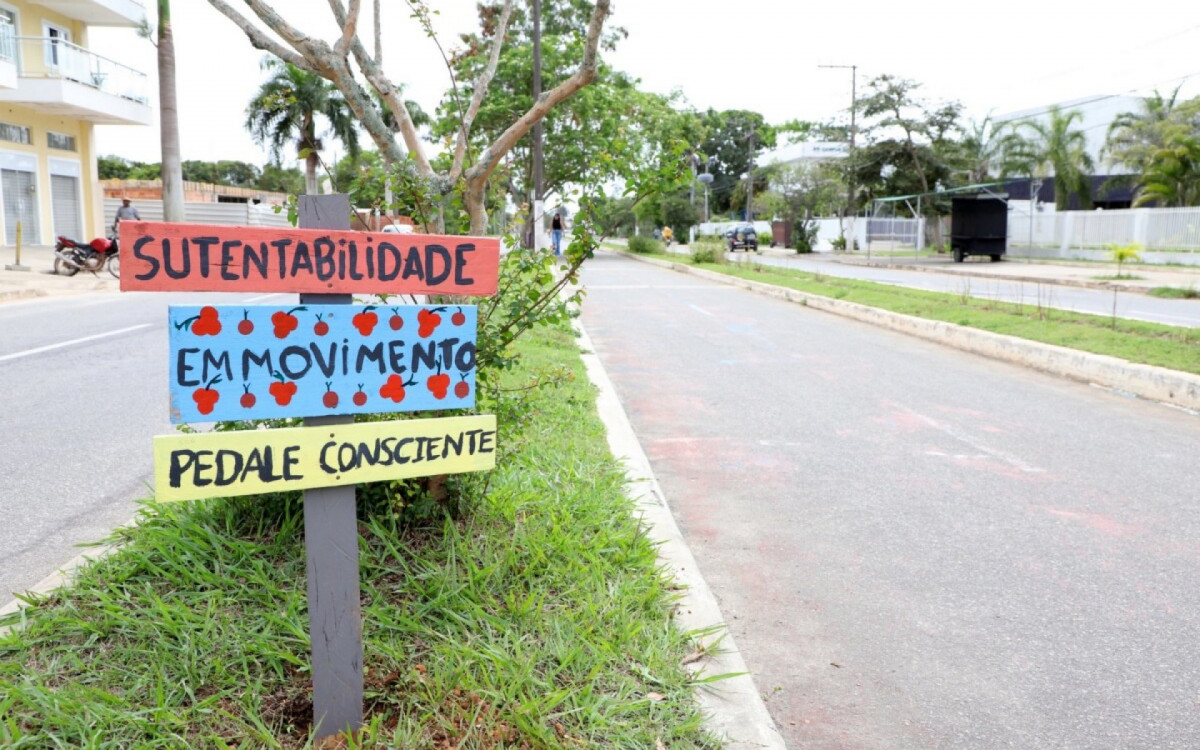 Jovens em Quissamã instalam placas educativas em ciclovias, incentivando a preservação ambiental