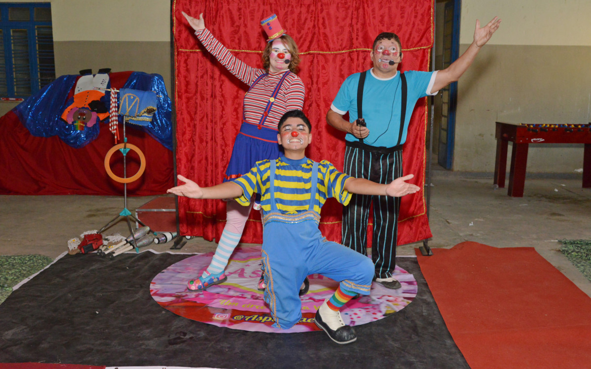 Circo Pena de Pau com malabares, palhaços e contorcionistas fez parte da festa do Dia das Crianças