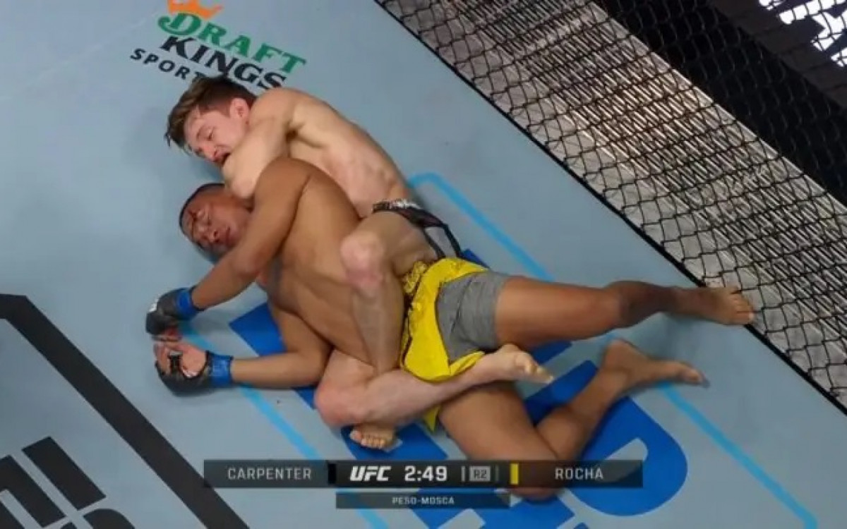 Clayton Carpenter finalizou Lucas Rocha com uma mata-leão
