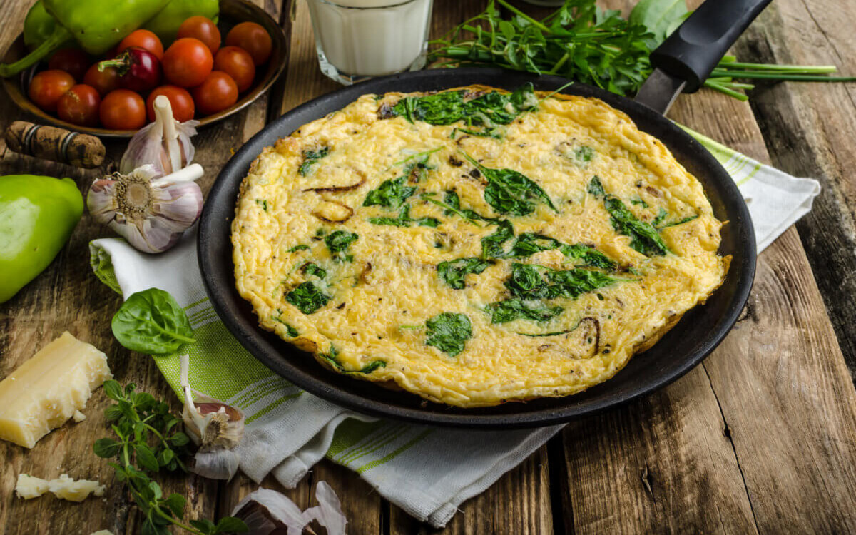 Omelete de espinafre (Imagem: Stepanek Photography | Shutterstock)