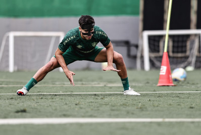 Nonato treina de máscara no Fluminense após fratura no nariz