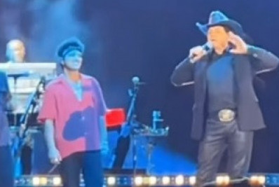 Vídeo! Chitãozinho e Xororó cantam 'Evidências' no show de Bruno Mars